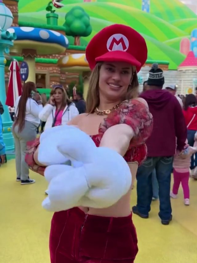 Hannah Stocking’s Comedy Skit Is All About Hand Size